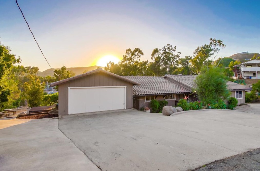 10916 Broken Wheel Rd, Lakeside, CA 92040