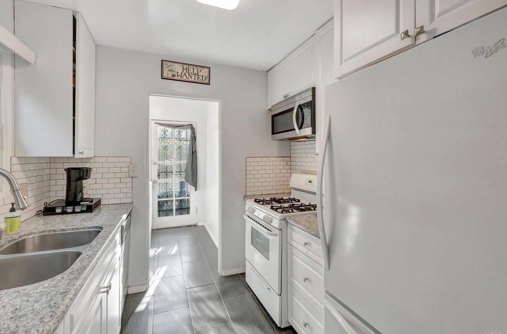 4966 68th St, San Diego CA  92115-1703 exterior