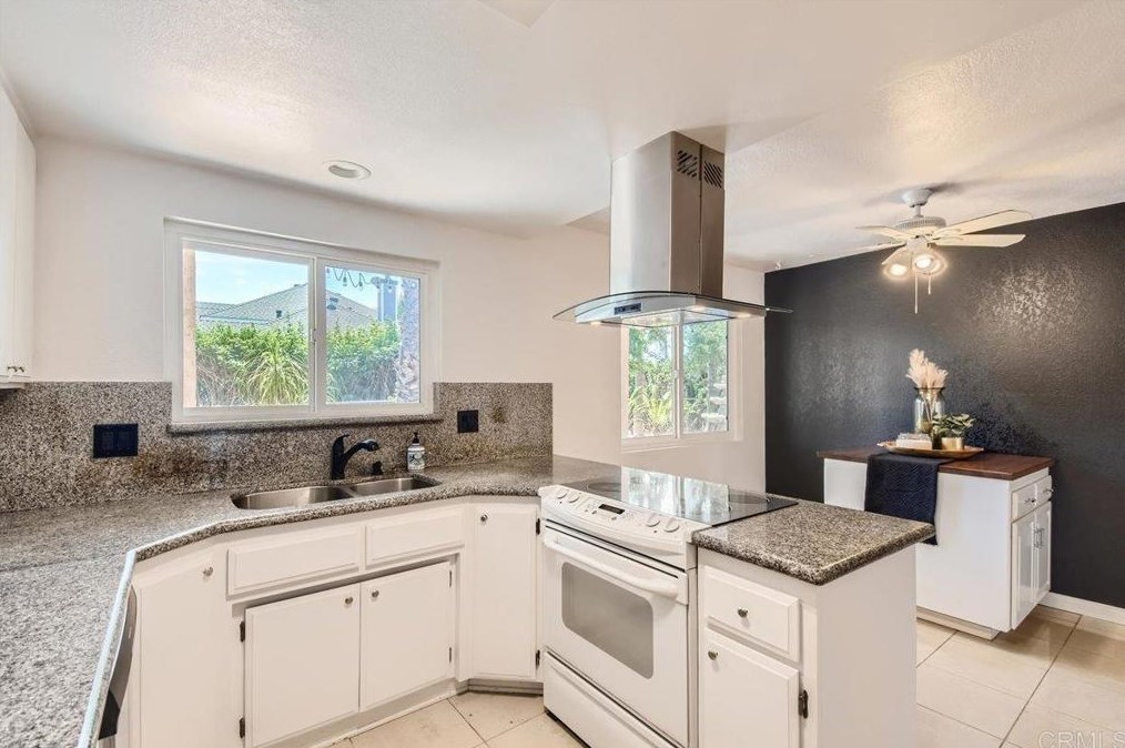 1858 Canyon Heights Rd, Fallbrook CA  92028-9784 exterior