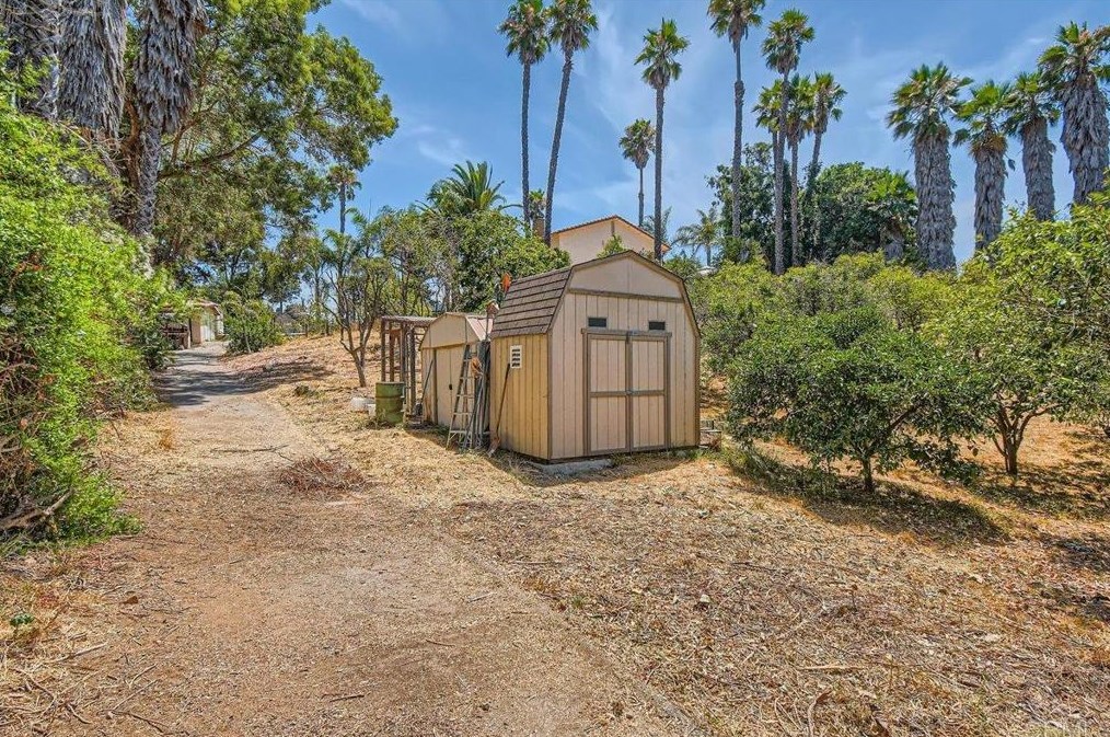 1858 Canyon Heights Rd, Fallbrook CA  92028-9784 exterior