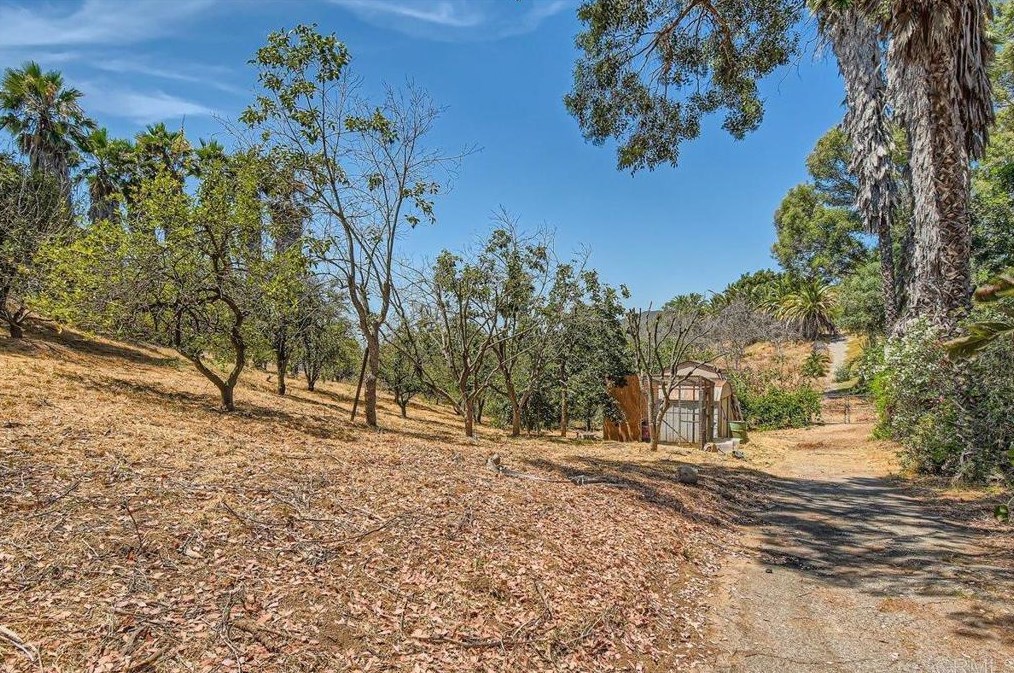 1858 Canyon Heights Rd, Fallbrook CA  92028-9784 exterior