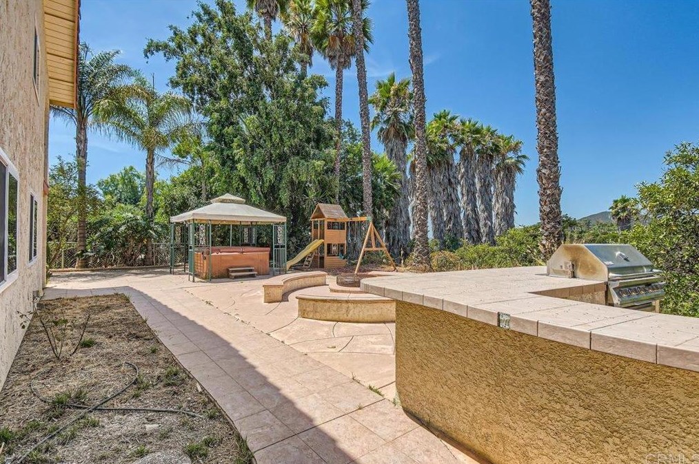 1858 Canyon Heights Rd, Fallbrook CA  92028-9784 exterior