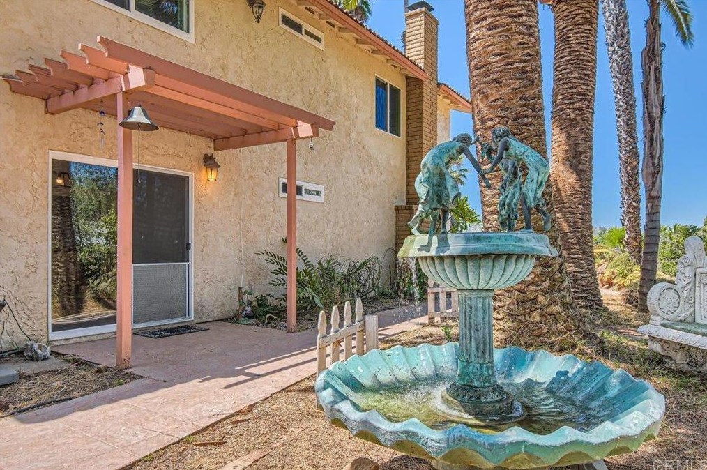 1858 Canyon Heights Rd, Fallbrook CA  92028-9784 exterior
