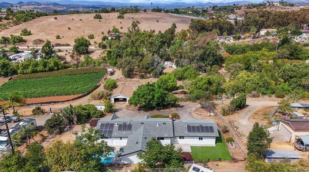 2446 Vista Way, Vista CA 92083-6228 exterior