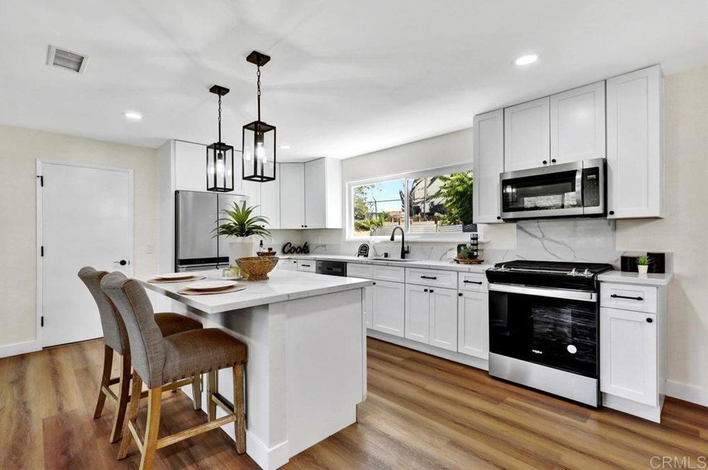 2446 Vista Way, Vista CA 92083-6228 exterior