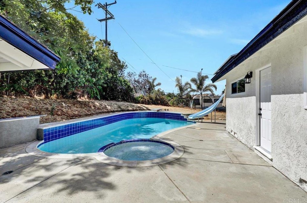 2446 Vista Way, Vista CA 92083-6228 exterior