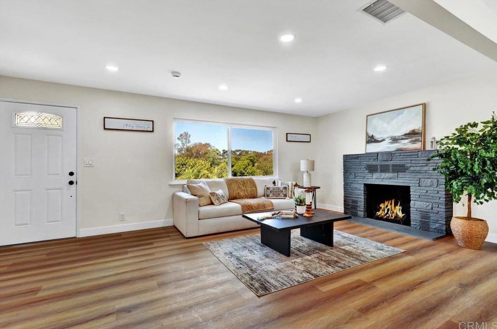 2446 Vista Way, Vista CA 92083-6228 exterior