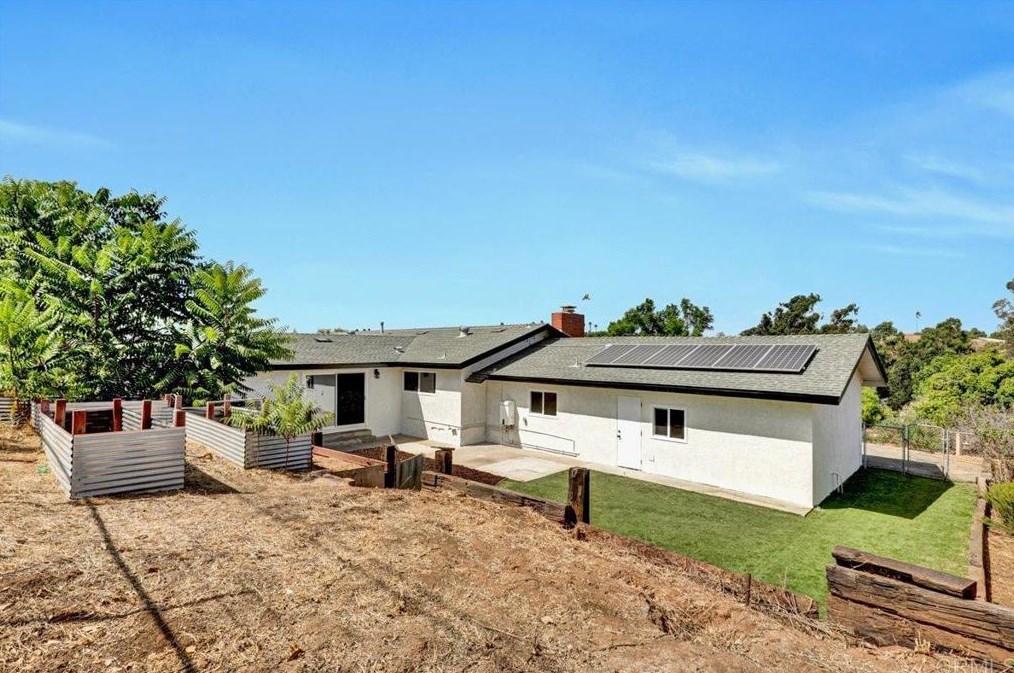 2446 Vista Way, Vista CA 92083-6228 exterior