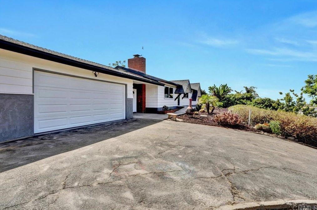 2446 Vista Way, Vista CA 92083-6228 exterior