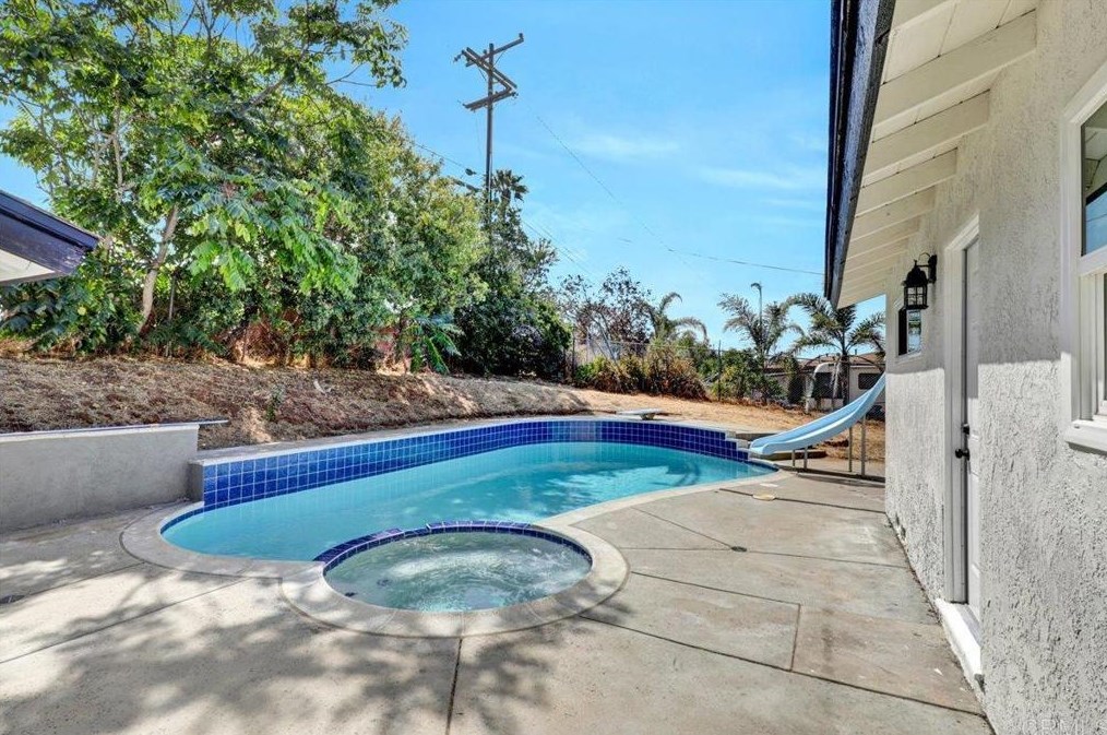 2446 Vista Way, Vista CA 92083-6228 exterior