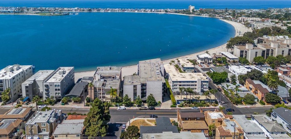 3916 Riviera Dr, San Diego CA 92109-5829 exterior