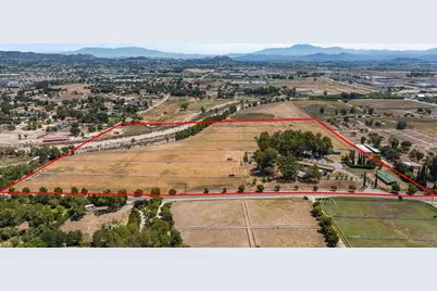 25450 Hayes Ave, Murrieta, CA 92562 - Photo 4