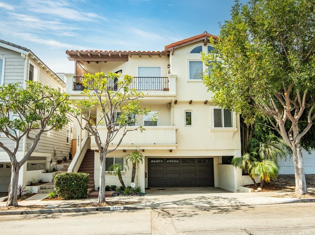 1075 7th St, Hermosa Beach, CA 90254-4826