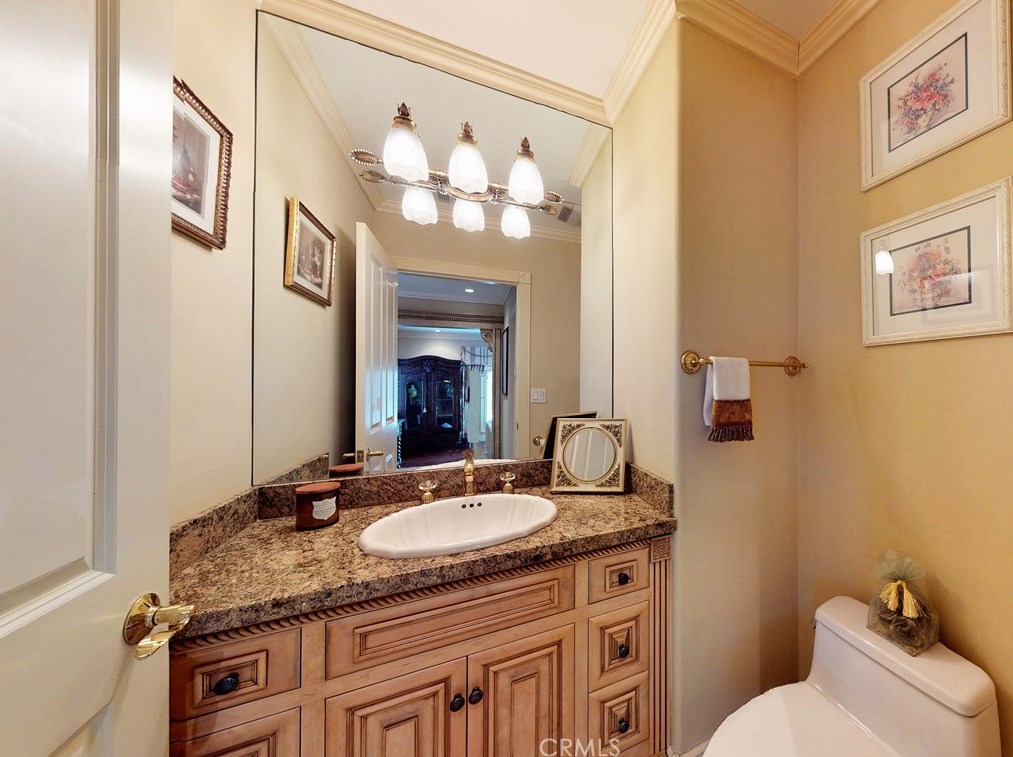 140 Thurston Ave, Los Angeles CA  90049-2422 exterior