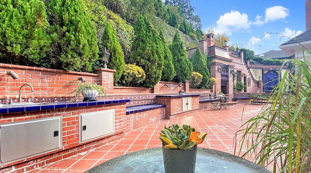 140 Thurston Ave, Los Angeles CA  90049-2422 exterior