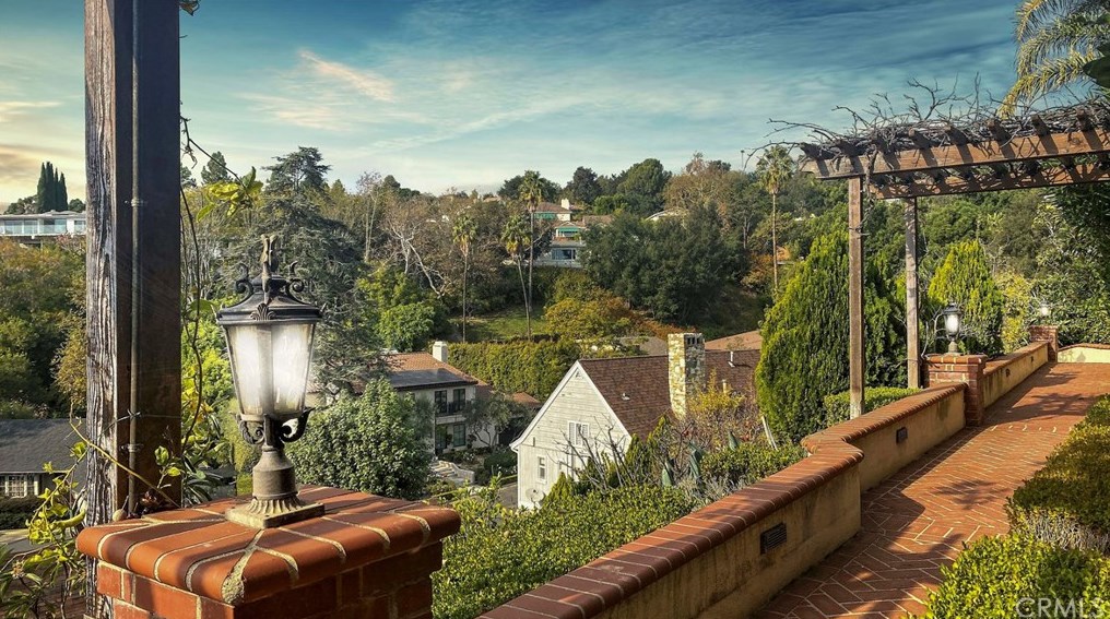 140 Thurston Ave, Los Angeles CA  90049-2422 exterior