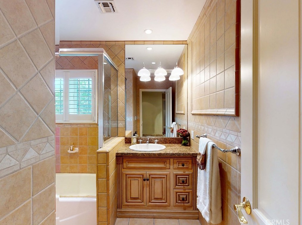 140 Thurston Ave, Los Angeles CA  90049-2422 exterior