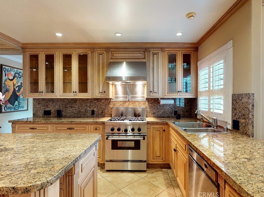 140 Thurston Ave, Los Angeles CA  90049-2422 exterior