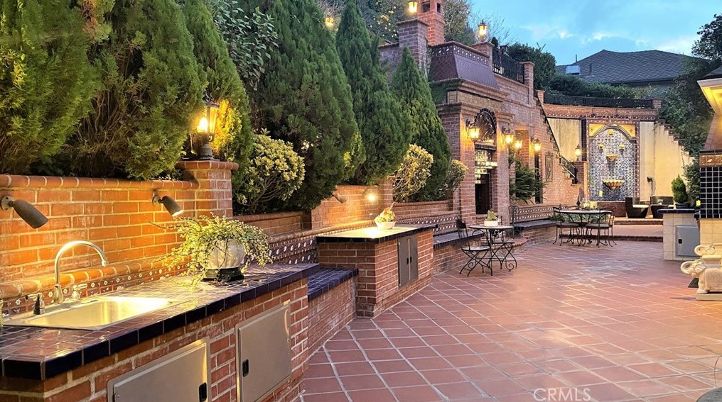 140 Thurston Ave, Los Angeles CA  90049-2422 exterior