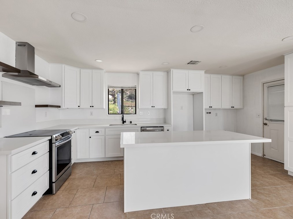 23237 Roundup Way, Apple Valley, CA 92308-9059