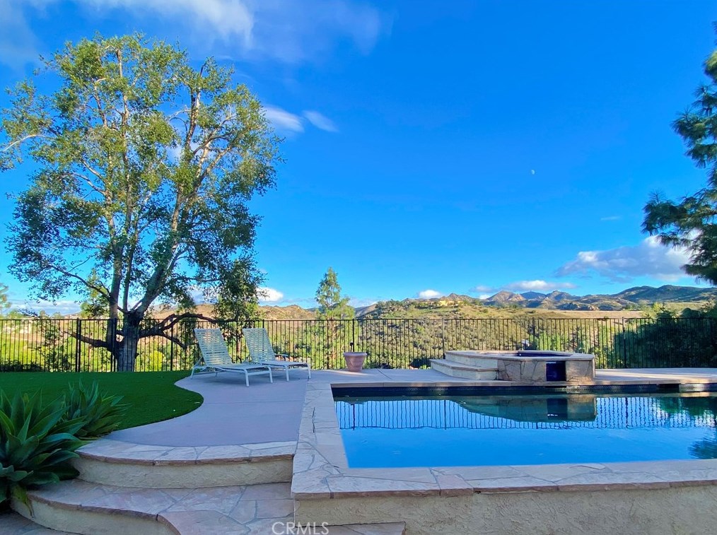 2660 Grandoaks Dr, Thousand Oaks CA 91361-5562 exterior