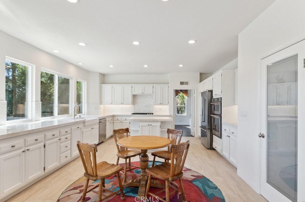 2660 Grandoaks Dr, Thousand Oaks CA 91361-5562 exterior