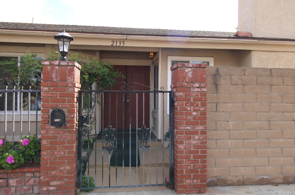 2135 Barclay Ct, Santa Ana, CA 92701-3106
