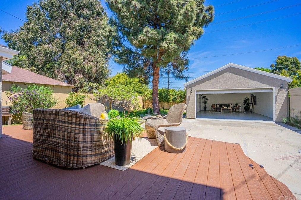 8210 Alverstone Ave, Los Angeles CA  90045-2855 exterior