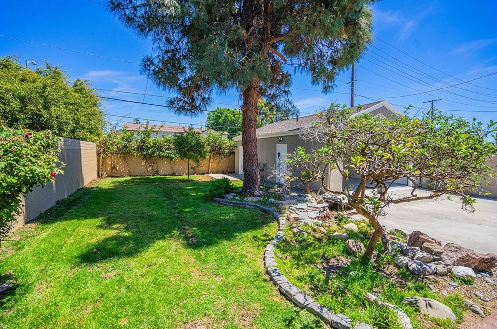 8210 Alverstone Ave, Los Angeles CA  90045-2855 exterior