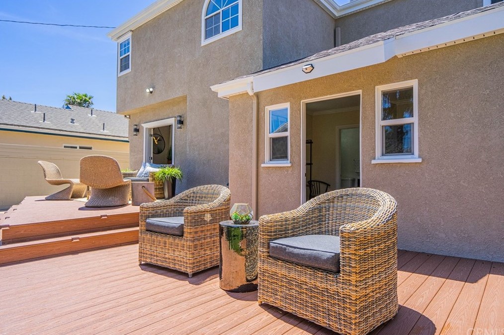 8210 Alverstone Ave, Los Angeles CA  90045-2855 exterior