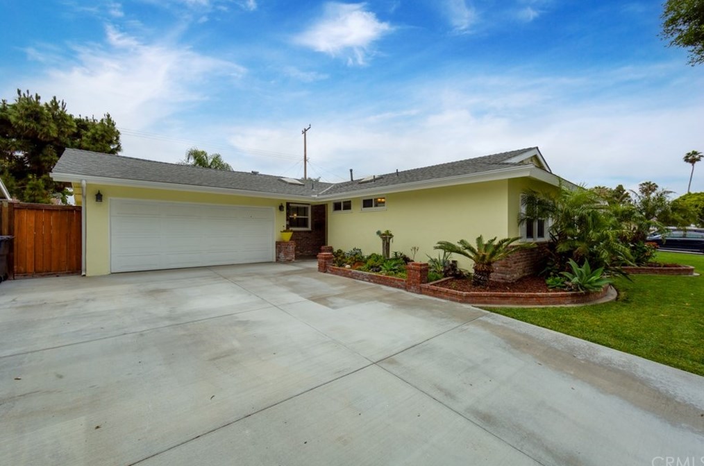 15392 Andaman Ln, Huntington Beach, CA 92649-1207