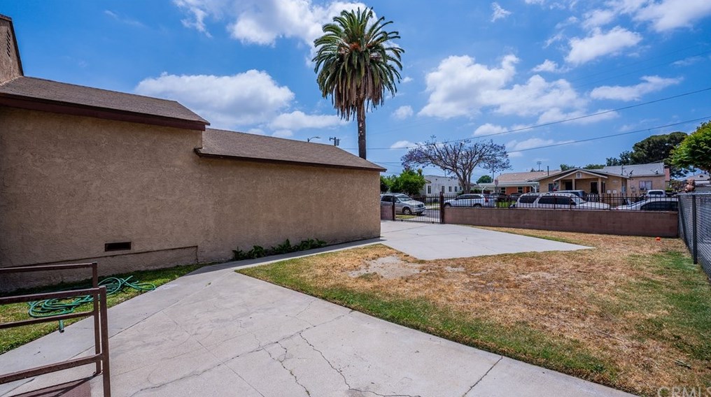 8724 Denver Ave, Los Angeles, CA 90044-5716