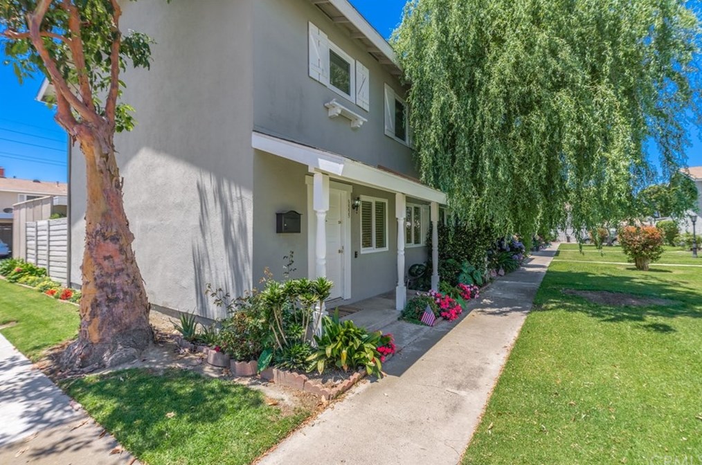 9555 Kensington Dr, Huntington Beach, CA 92646-4015