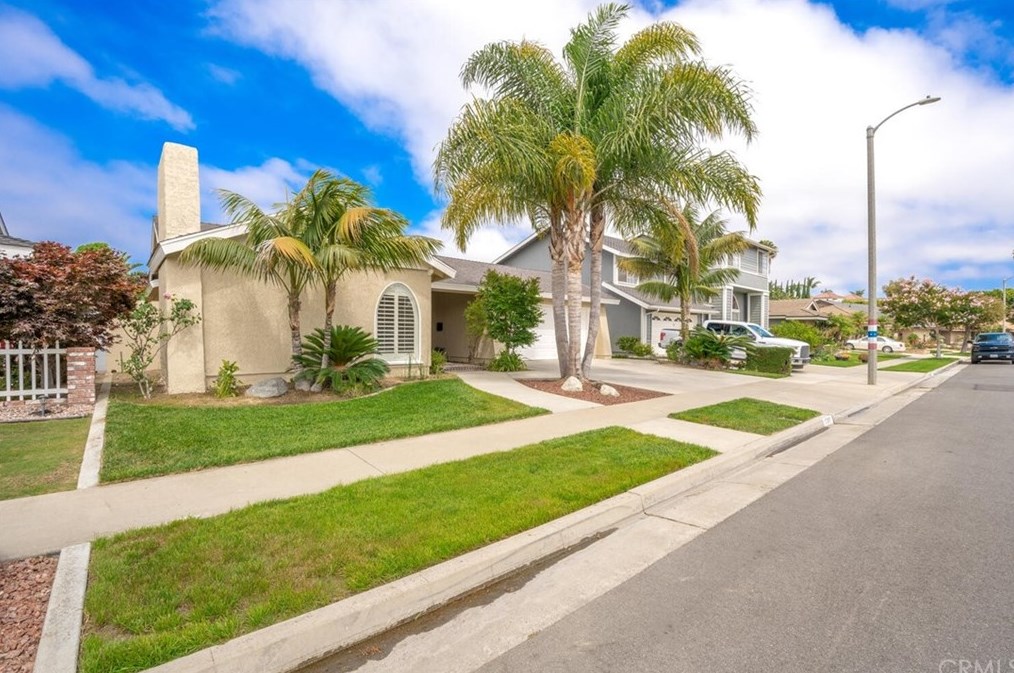 17091 Newquist Ln, Huntington Beach, CA 92649-4536