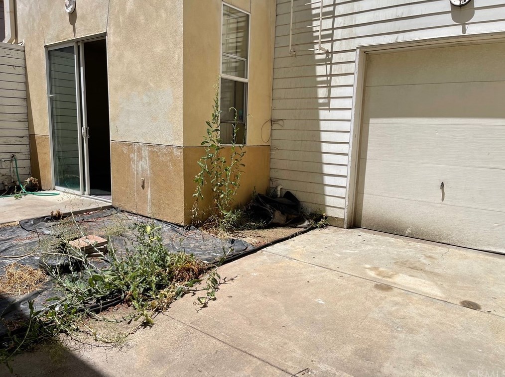 8021 Vermont Ave, Los Angeles CA  90044-3543 exterior