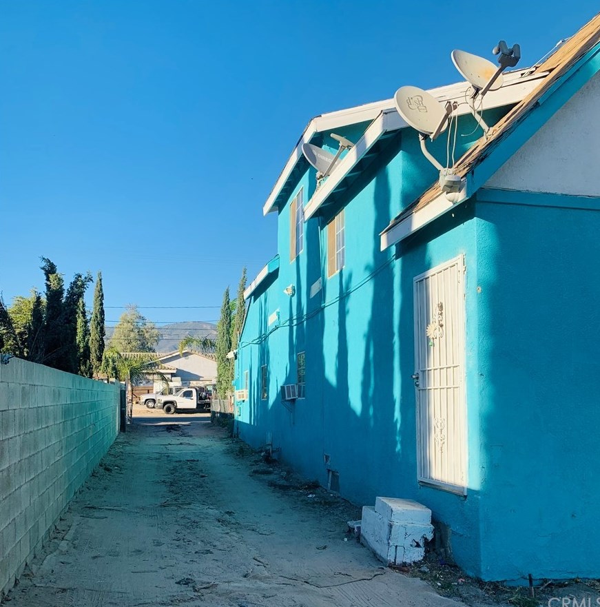 2555 W 1st Ave, San Bernardino, CA 92407