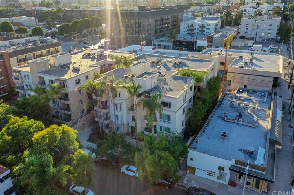 305 Arnaz Dr, Los Angeles CA  90048-3822 exterior