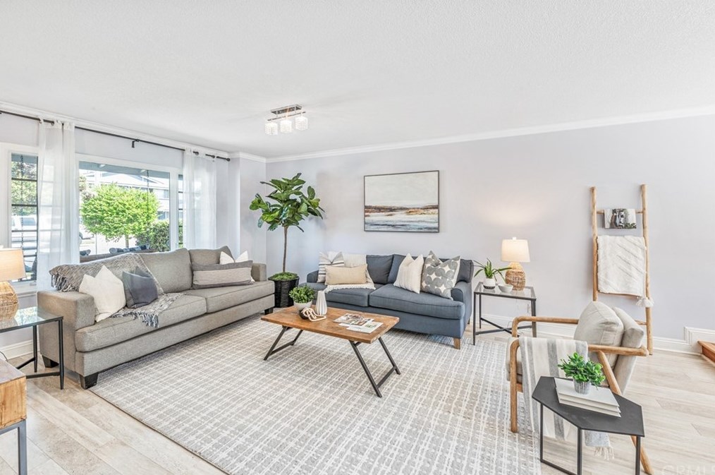 16261 Gentry Ln, Huntington Beach, CA 92647-3301