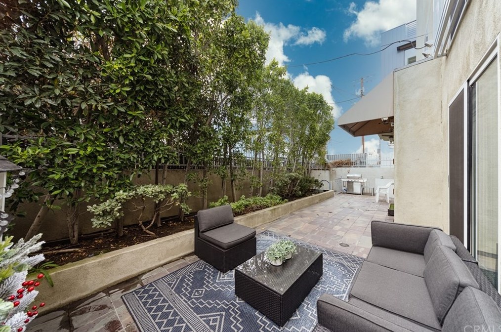 1023 Wilcox Ave, Los Angeles CA  90038-2687 exterior