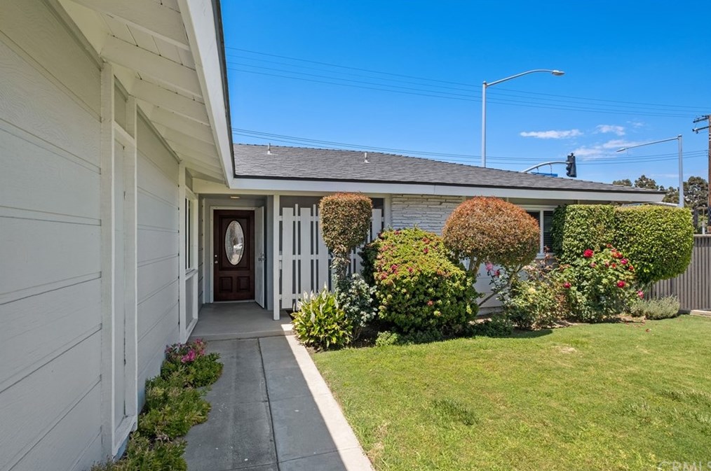 8621 Martinique Dr, Huntington Beach, CA 92646