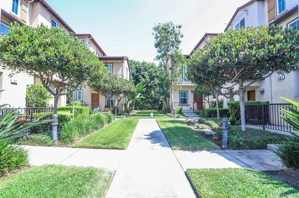 201 E Santa Fe Ct, Placentia, CA 92870