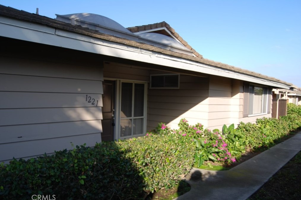 1221 E 1st St, Tustin, CA 92780