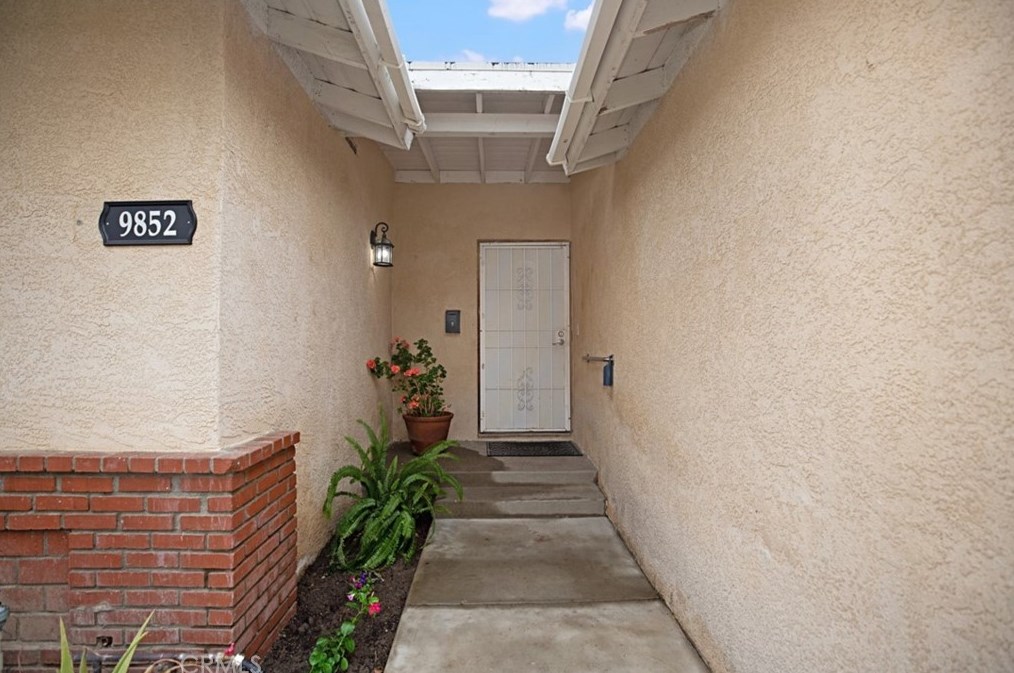 9852 Farnham Ave, Los Alamitos, CA 90720