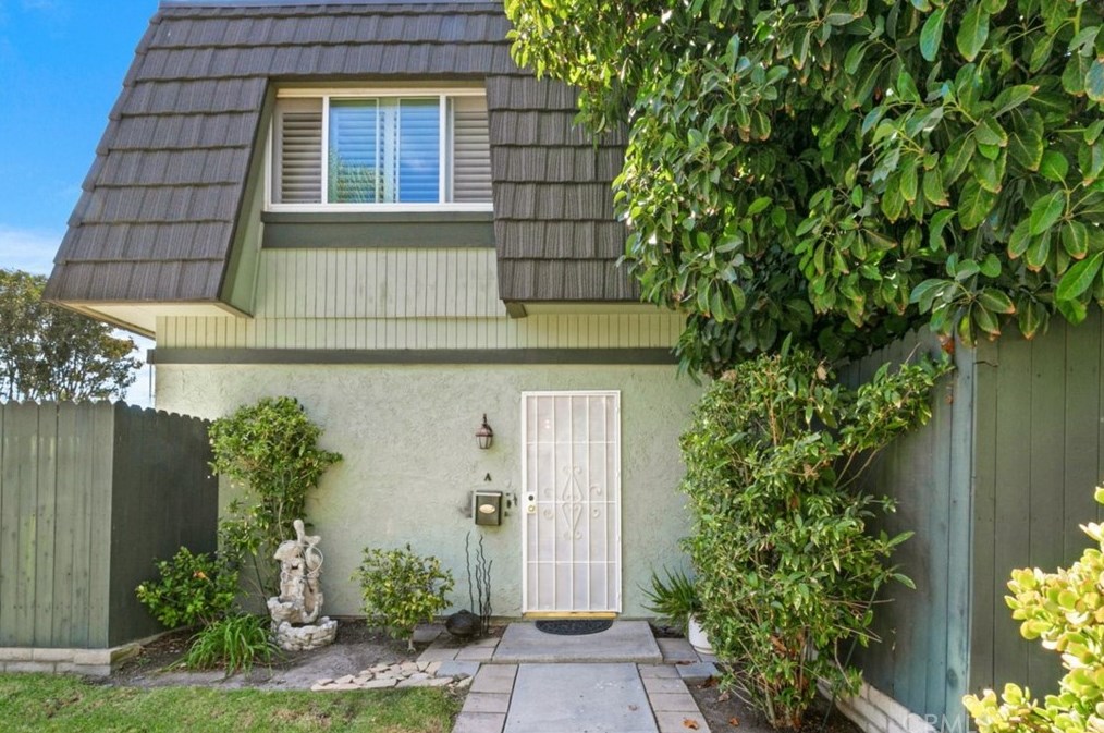 1642 Iowa St, Costa Mesa, CA 92626-2057