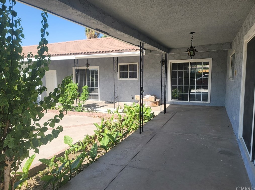18015 Pine Ave, Fontana CA  92335-6077 exterior