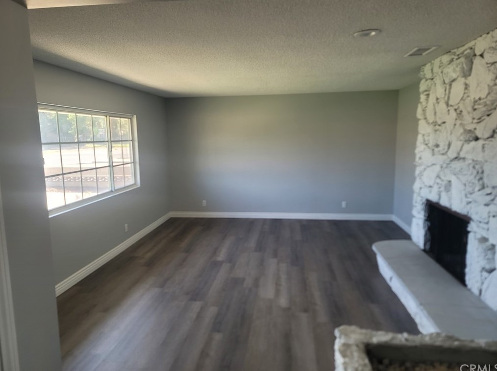 18015 Pine Ave, Fontana CA  92335-6077 exterior