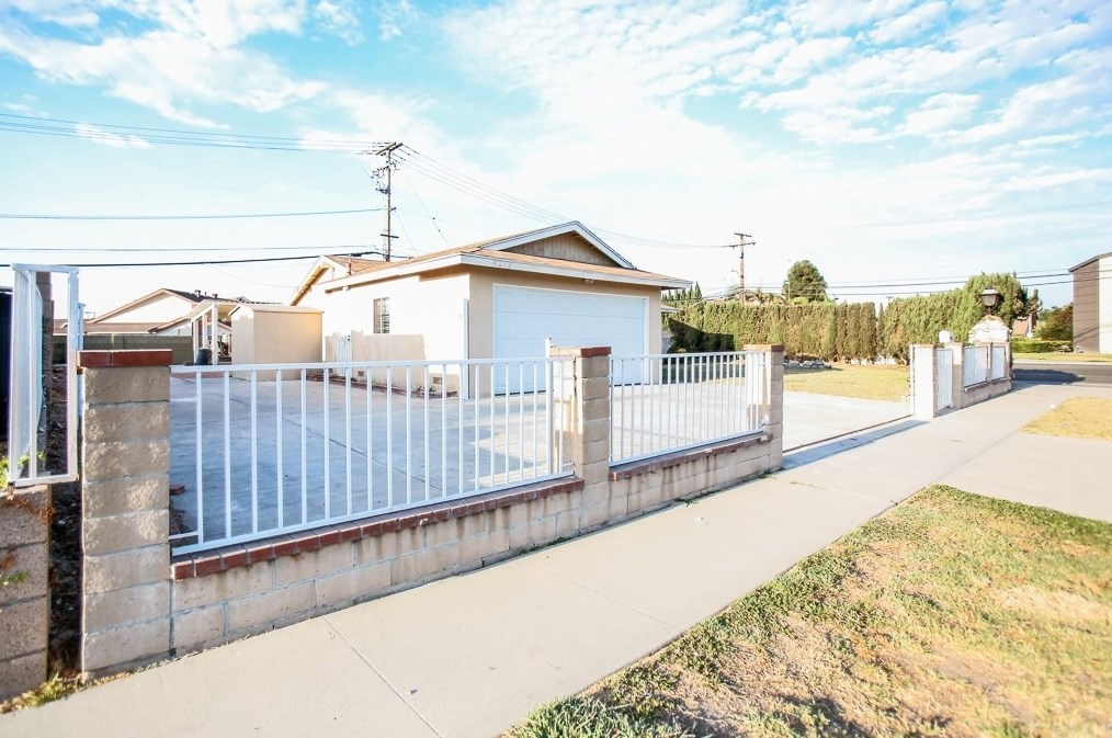 8961 Emerald Ave, Westminster, CA 92683-7279