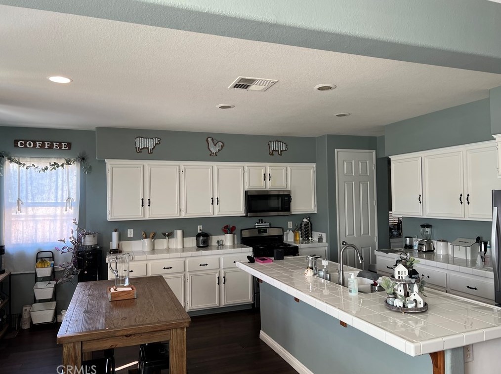 609 Peregrine Ln, San Jacinto, CA 92582