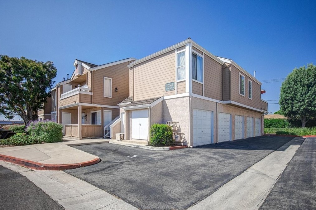 10345 W Briar Oaks Dr #e, Stanton, CA 90680