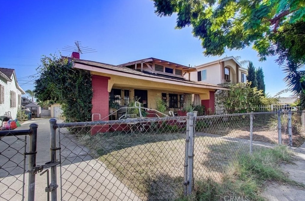 1368 49th St, Los Angeles, CA 90011-4212